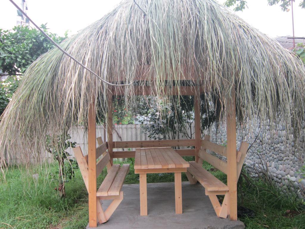 Wooden Cottage Makhinjauri Buitenkant foto